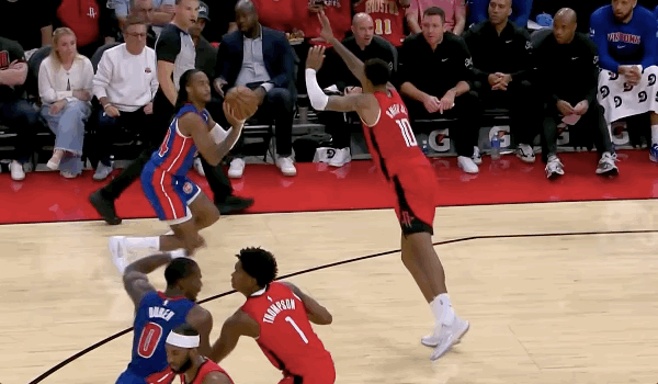 杜伦挥肘打到阿门·汤普森面部，被吹罚二级恶意违例遭驱逐